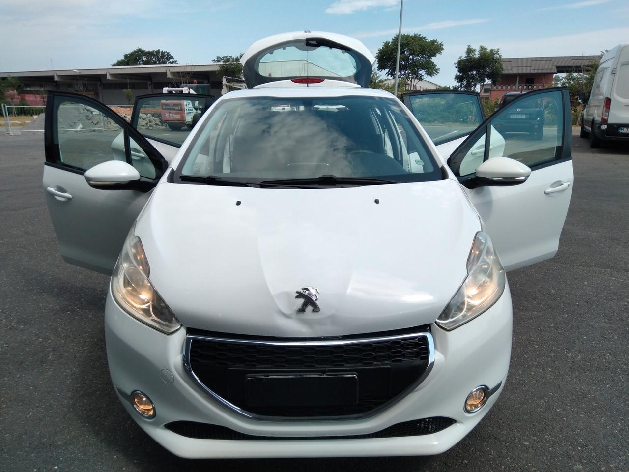 Peugeot 208 1.4 HDi 68 CV 5 porte Allure x neopatentati