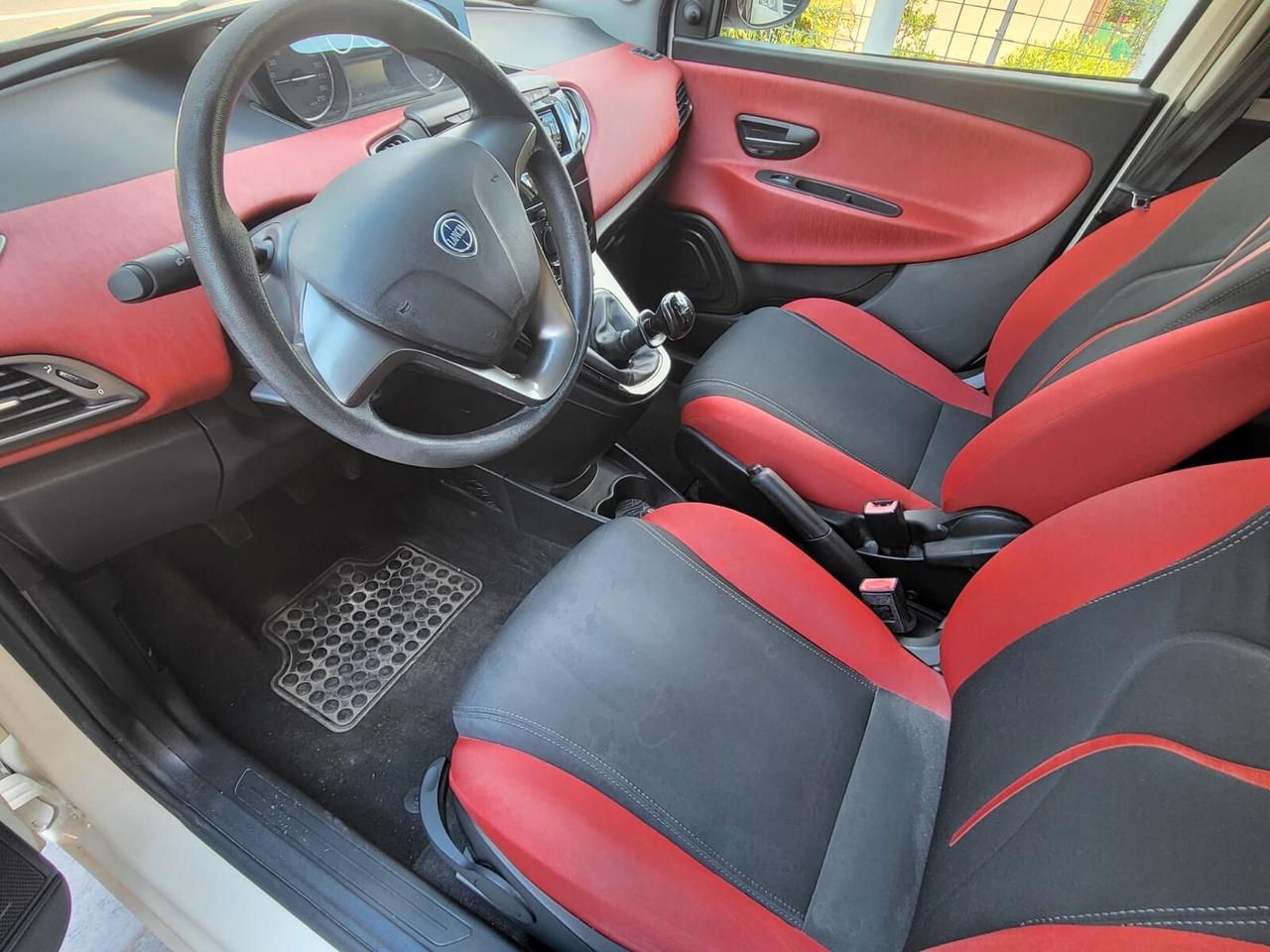 Lancia Ypsilon 1.2 69 CV 5 porte NEOPATENTATI