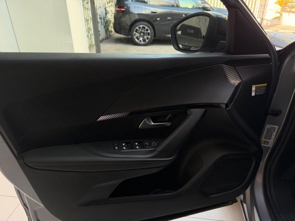 Peugeot 2008 PureTech 130 S&S EAT8 Allure da €229,00 mensili