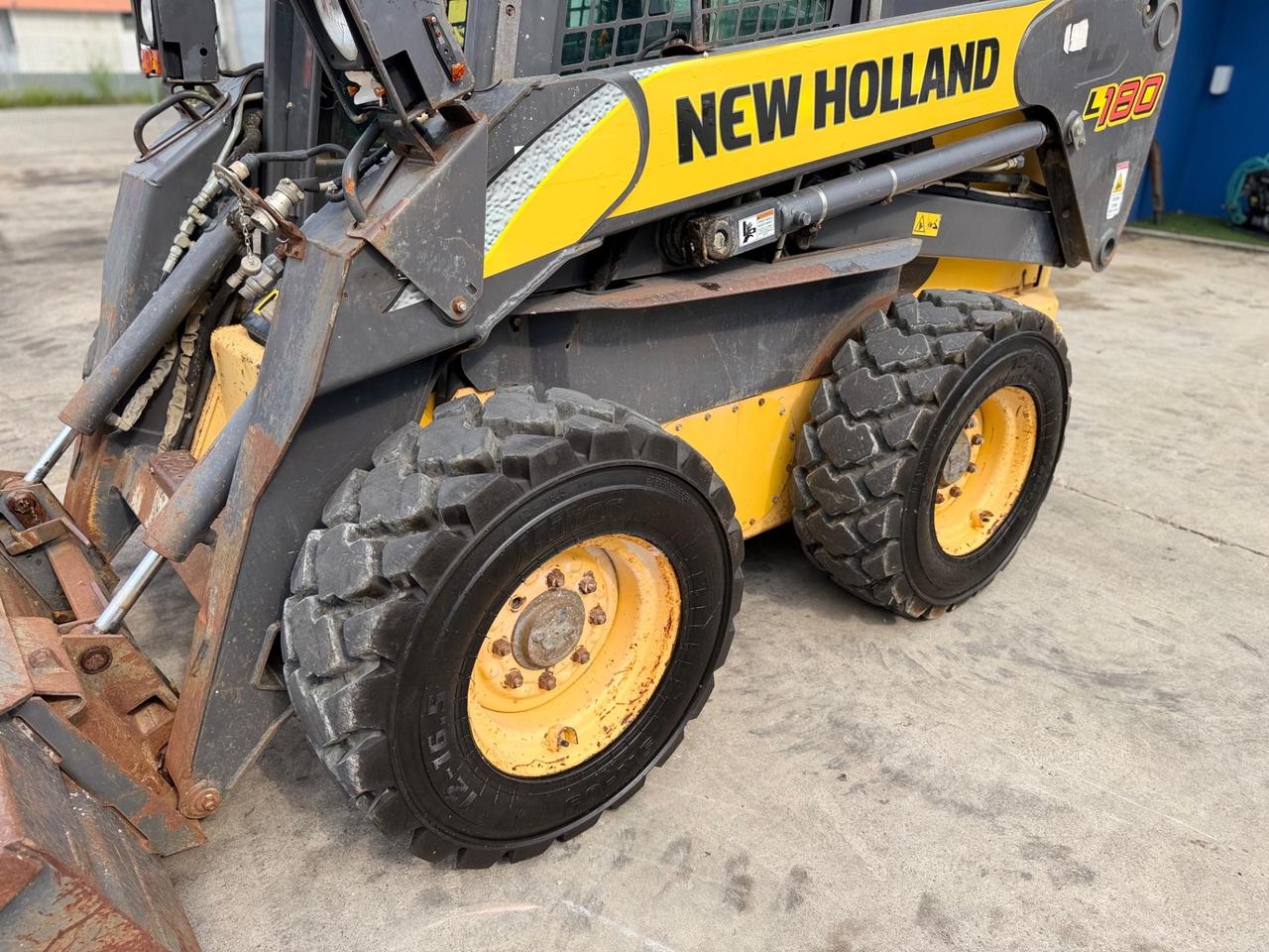 Mini pala gommata NEW HOLLAND LS180
