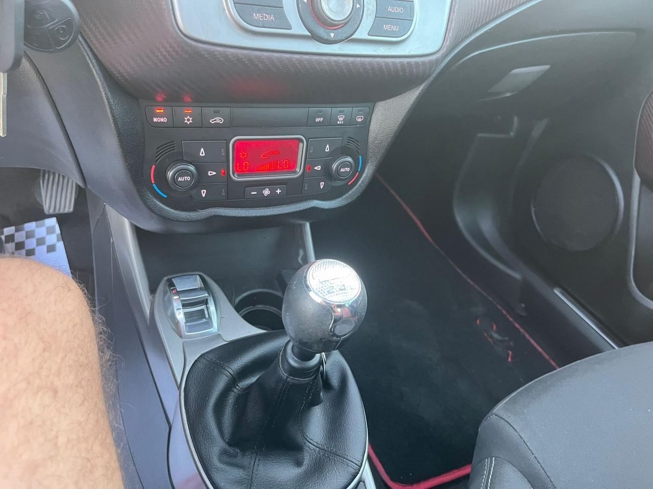 Alfa Romeo MiTo 1.6 JTDm Distinctive Premium 2011