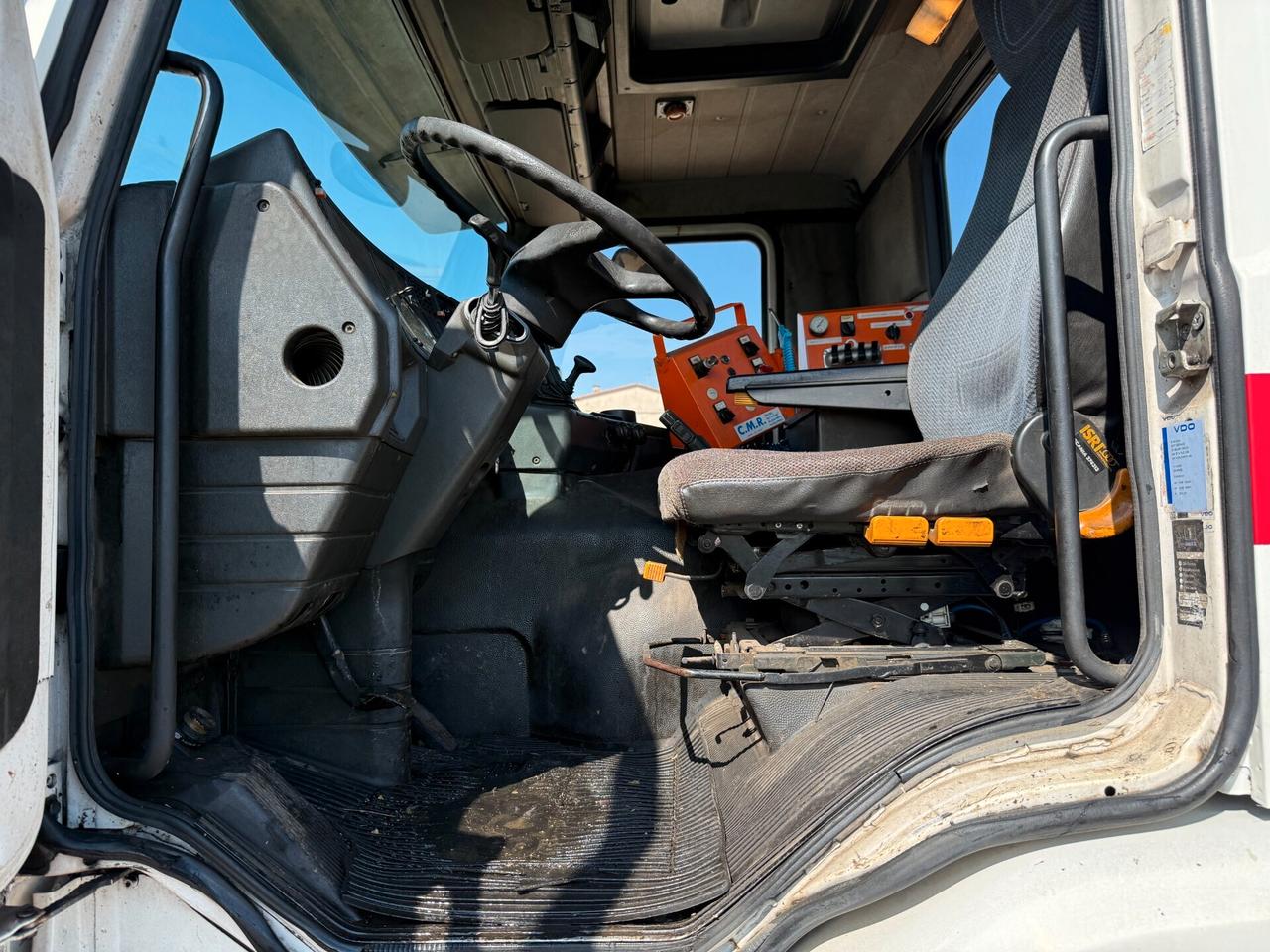 Scania P93.220 Cisterna bitume con asfaltatrice