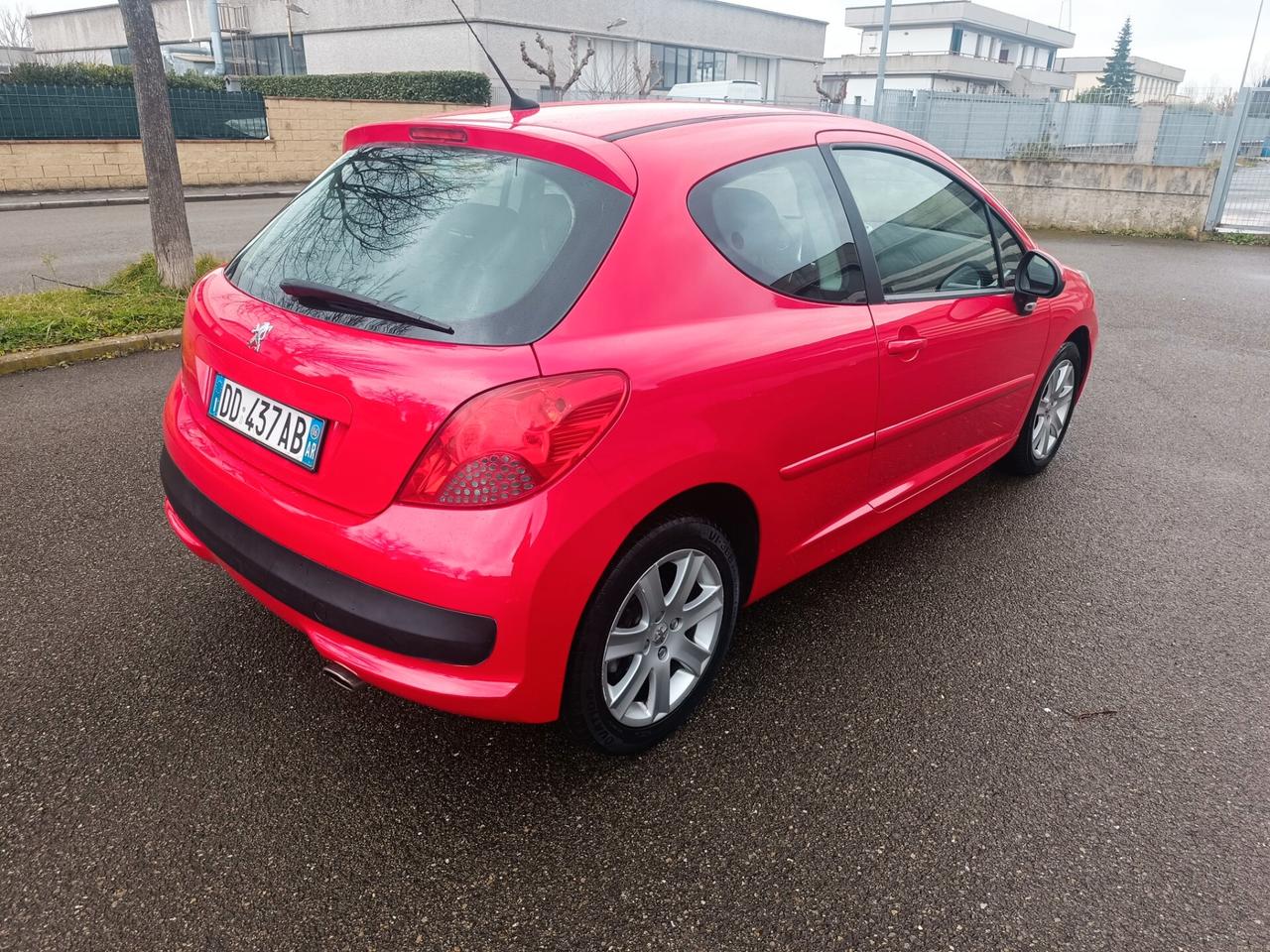 Peugeot 207 1.6 benzina SOLAMENTE 95.000 KM