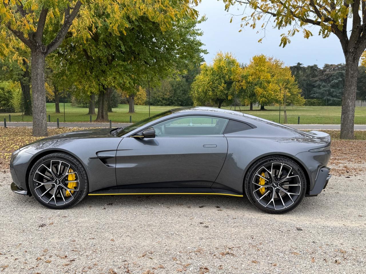 Aston Martin Vantage Coupé-con iva prezzo top.