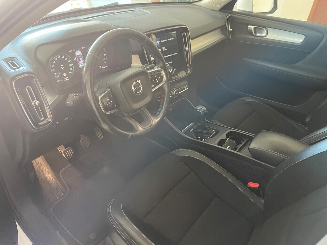 VOLVO XC40 D3 MOMENTUM "MAI VISTA UNA SIMILE"