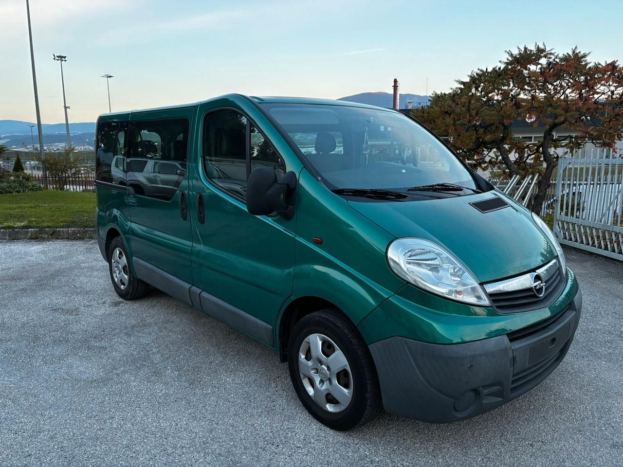 OPEL VIVARO 9 POSTI 2.0 DCi 115CV 6M + GANCIO + DOPPIA PORTA LATERALE