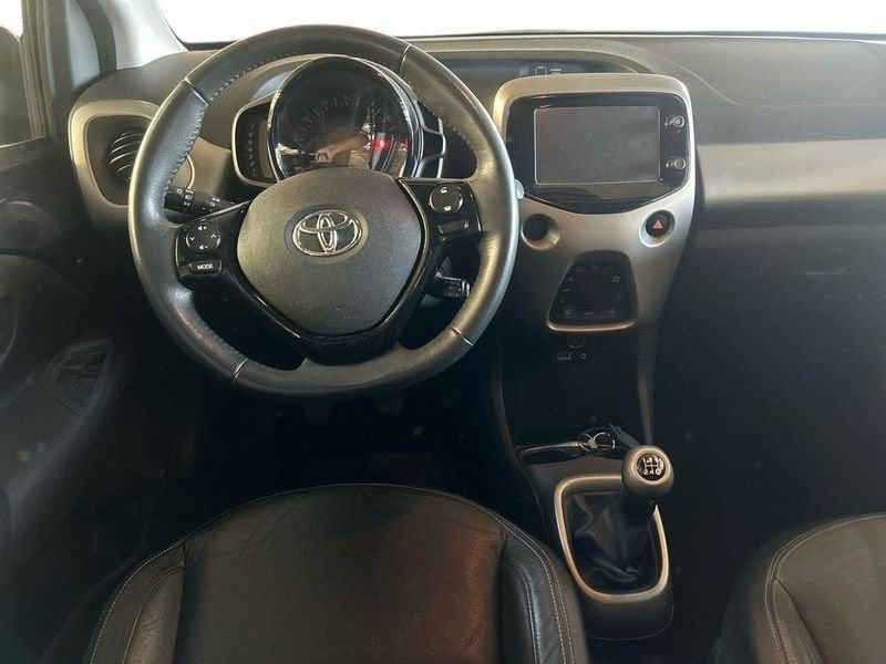 Toyota Aygo 1.0 VVT-i x-play TSS + CERCHI IN LEGA