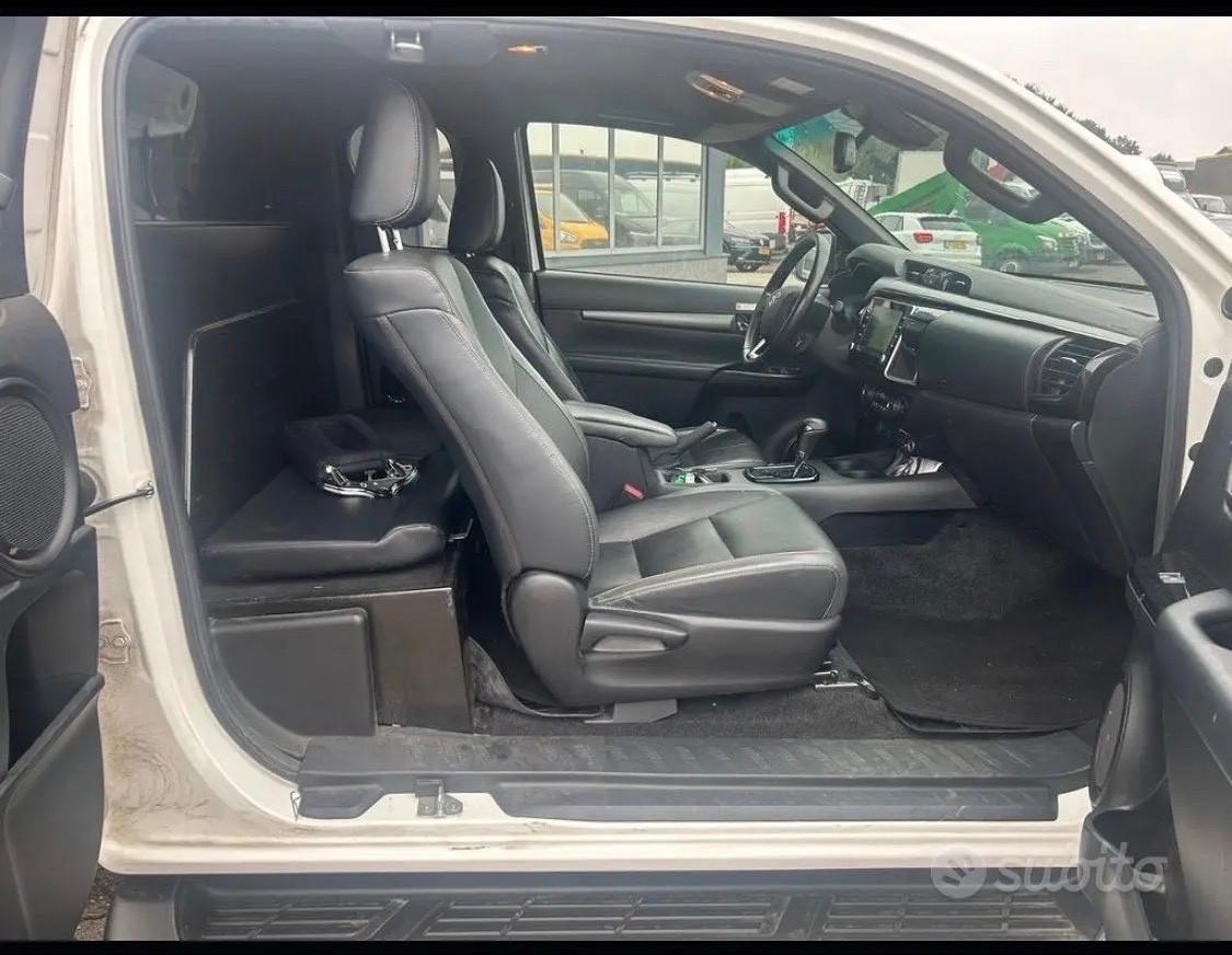 Toyota Hilux 2.8 D-4D A/T 4WD 4 porte Double Cab GR SPORT