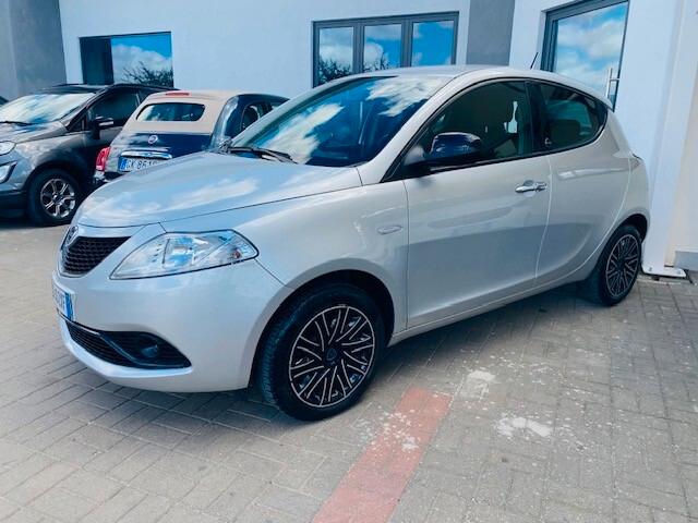 Lancia Ypsilon 1.0 FireFly 5 porte S&S Hybrid Ecochic Silver
