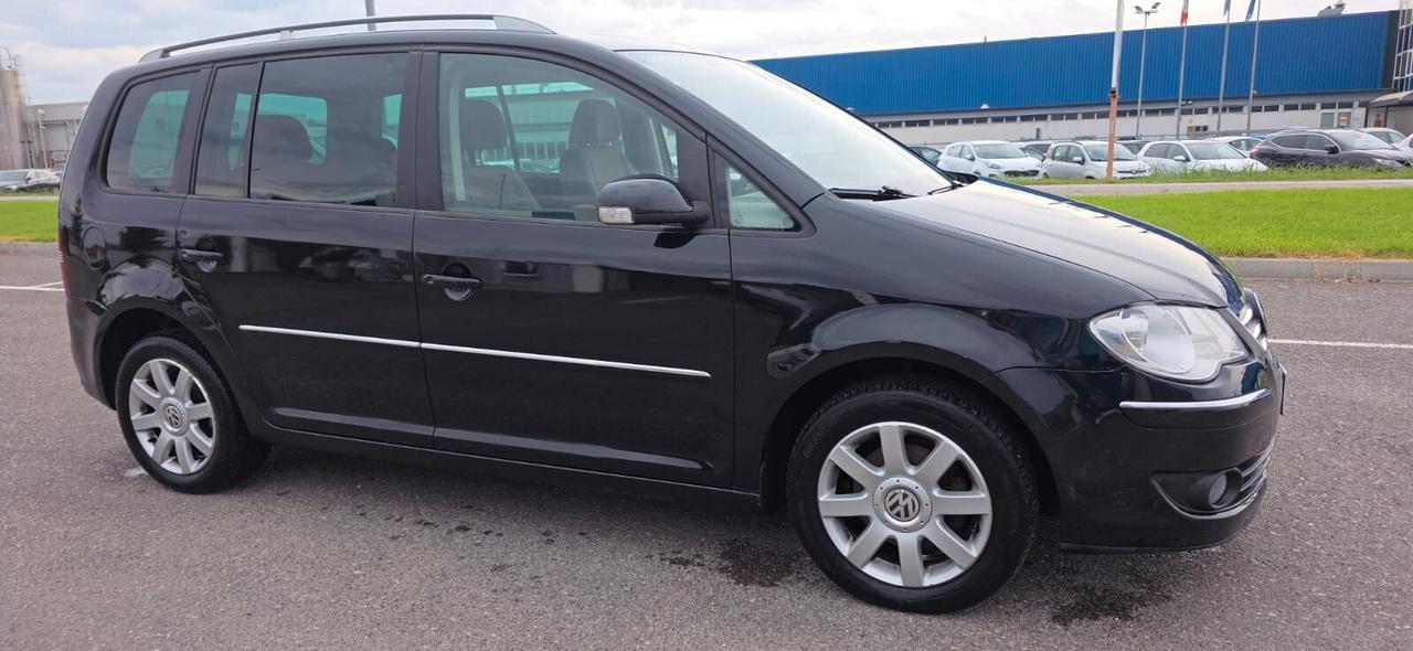 Volkswagen Touran 2.0 16V TDI Highline 5 posti neop