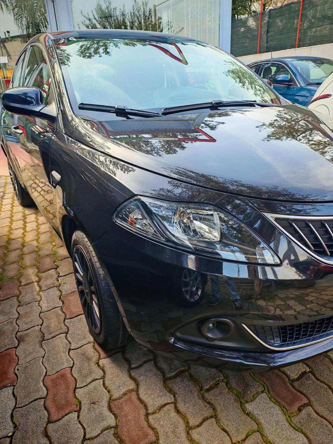Lancia Ypsilon 1.0 FireFly 5 porte S&S Hybrid Ecochic Silver