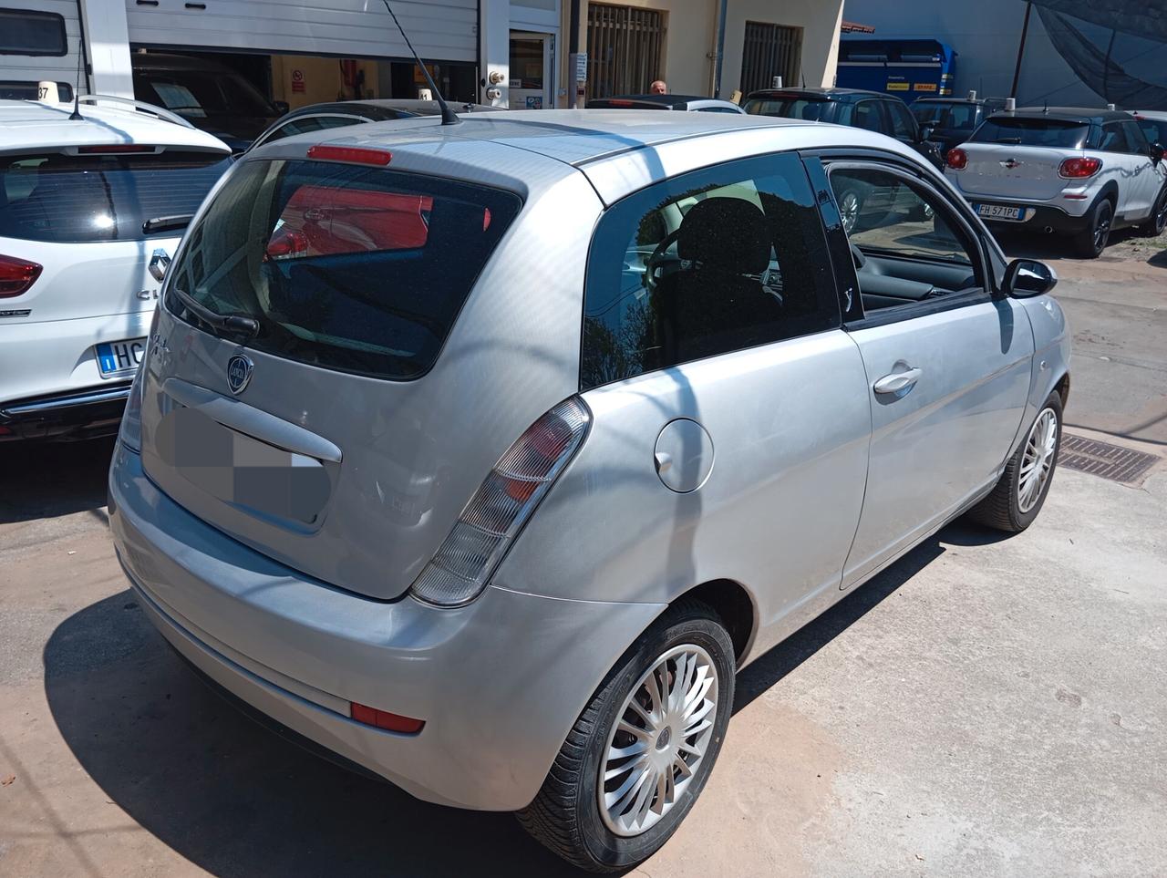 Lancia Ypsilon 1.2 neopatentati valuto permute