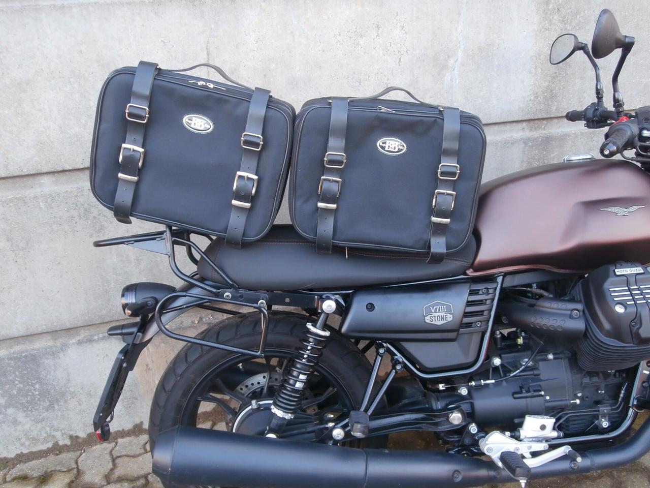 Moto Guzzi V7 III Stone Night Pack (2019 - 20) Passaggio incluso.