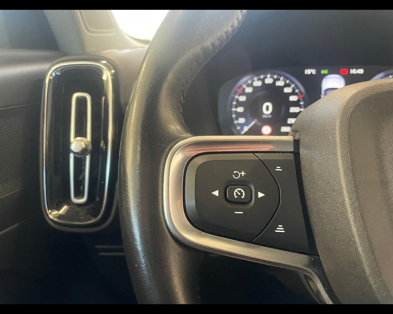 VOLVO XC40 (2017-->) - XC40 T2 Momentum