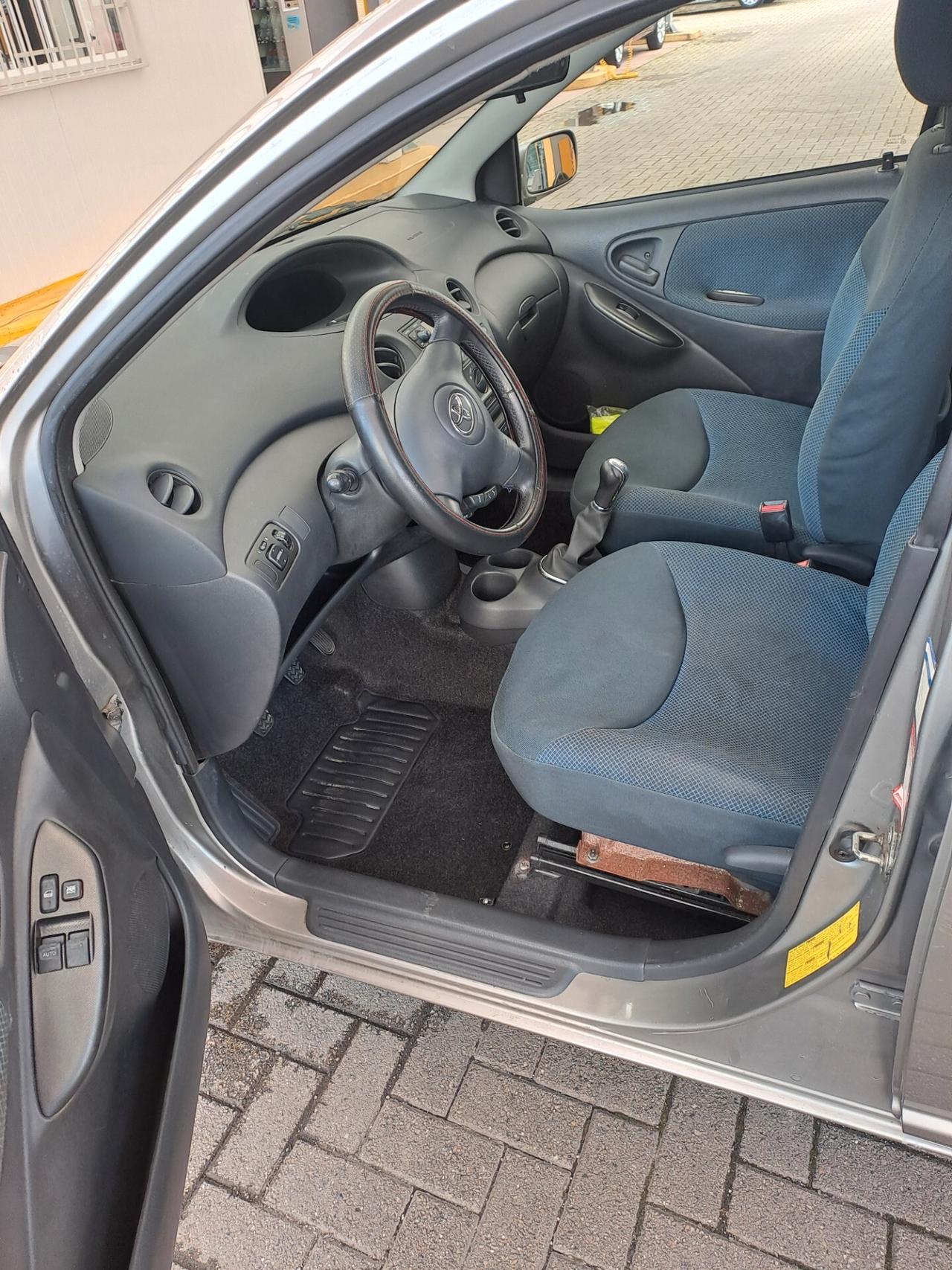 Toyota Yaris 1.3i 16V cat 5 porte Sol
