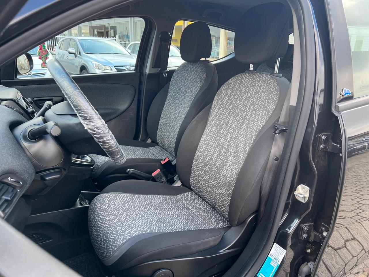 Lancia Ypsilon 1.2 69 CV 5 porte S&S Black and Noir