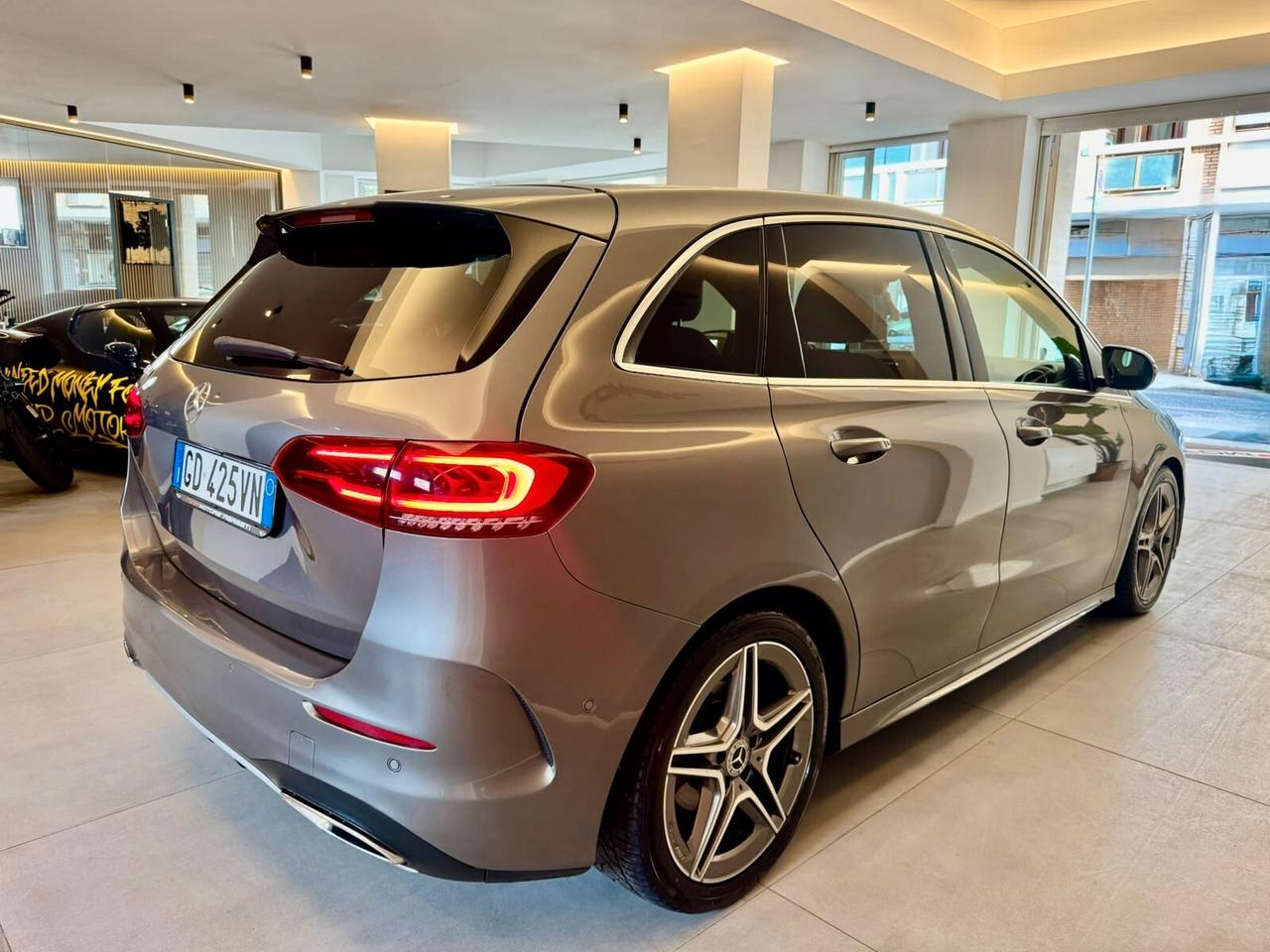 MERCEDES-BENZ CLASSE B 180D PREMIUM AMG LINE AUTOMATICA FULL