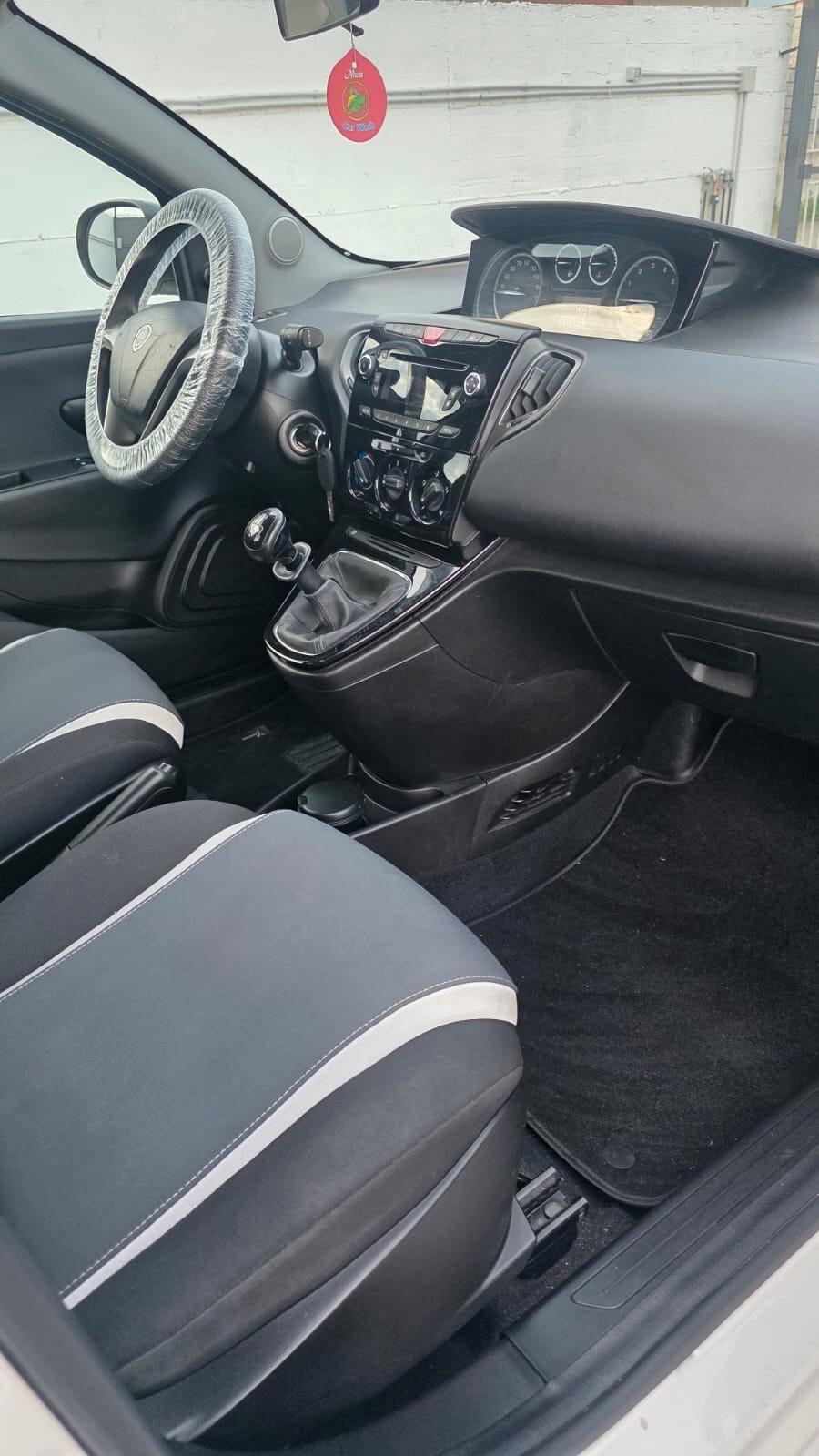 Lancia Ypsilon 1.2 69 CV 5 porte Elefantino