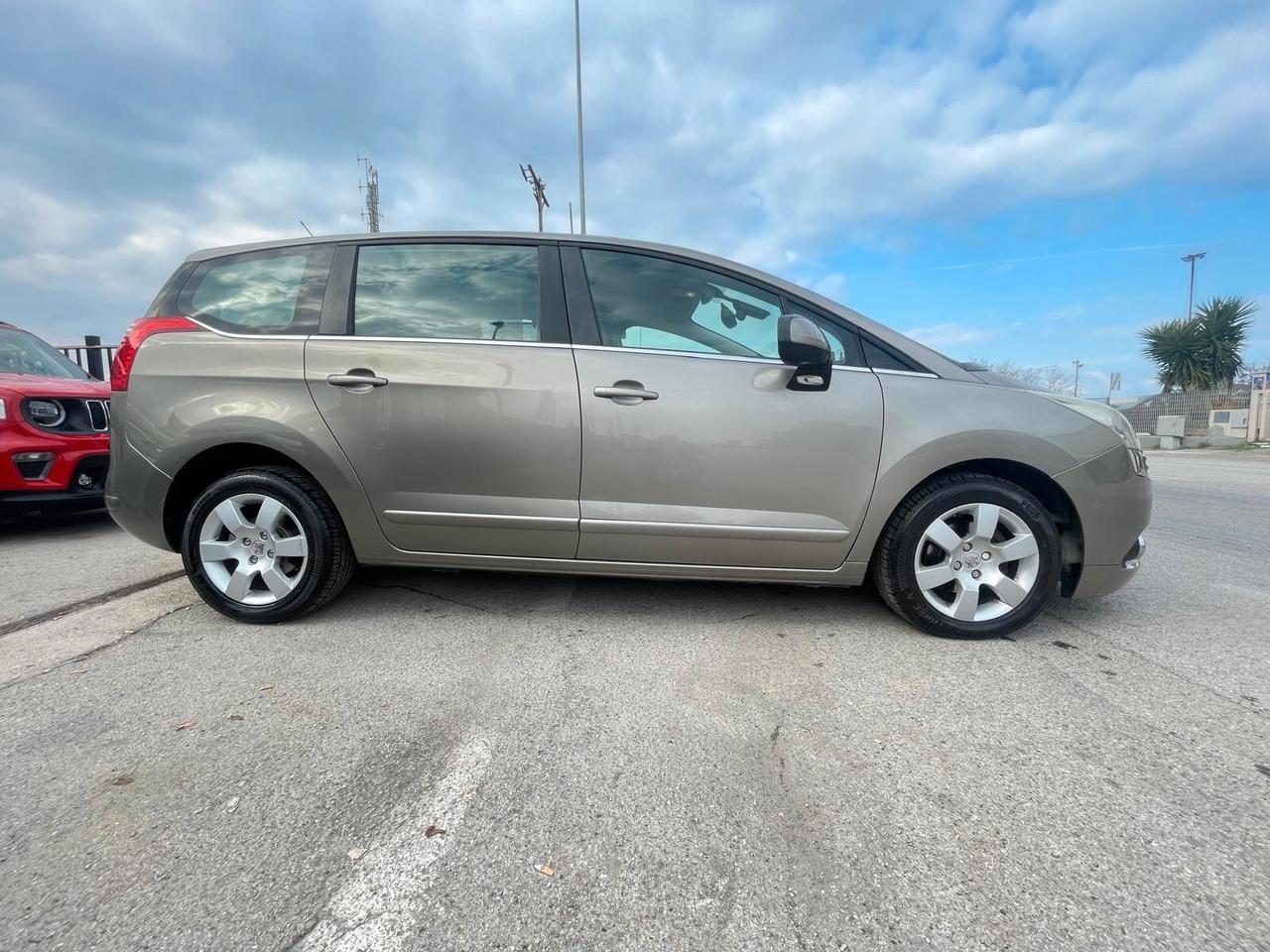 Peugeot 5008 1.6 e-HDi 112CV Stop&Start cambio robotizzato Family