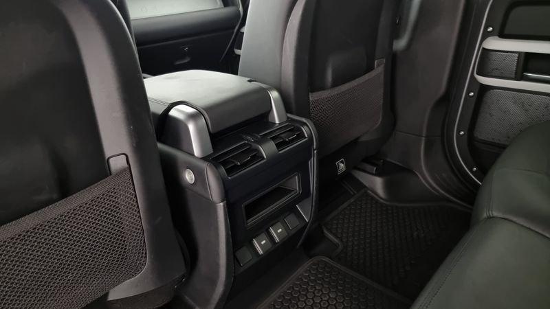 Land Rover Defender 3.0D I6 250 110 SE AWD auto.