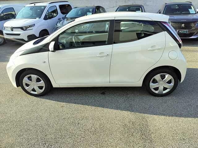Toyota Aygo 1.0 VVT-i 69 CV 5 porte x-play MMT