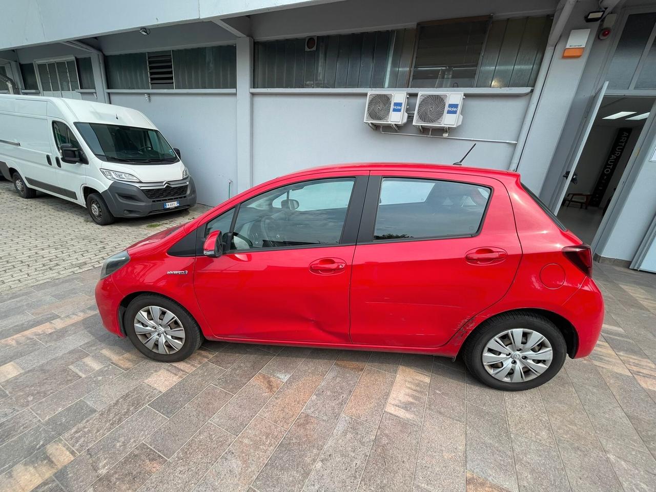 Toyota Yaris HYBRIDA