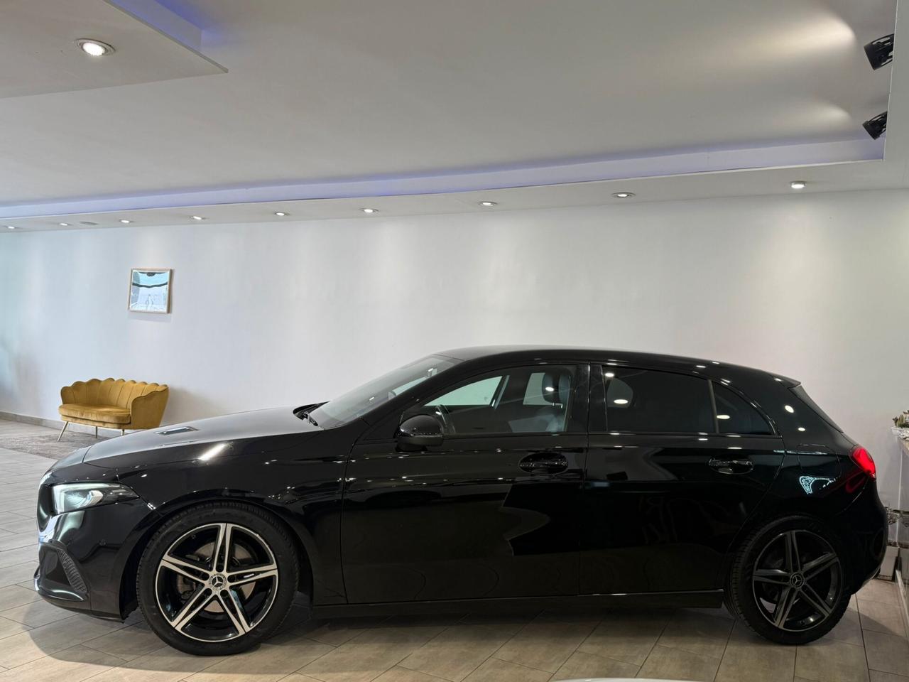 MERCEDES- BENZ A180d SPORT AUTOMATICA 2021 PACK LUCI