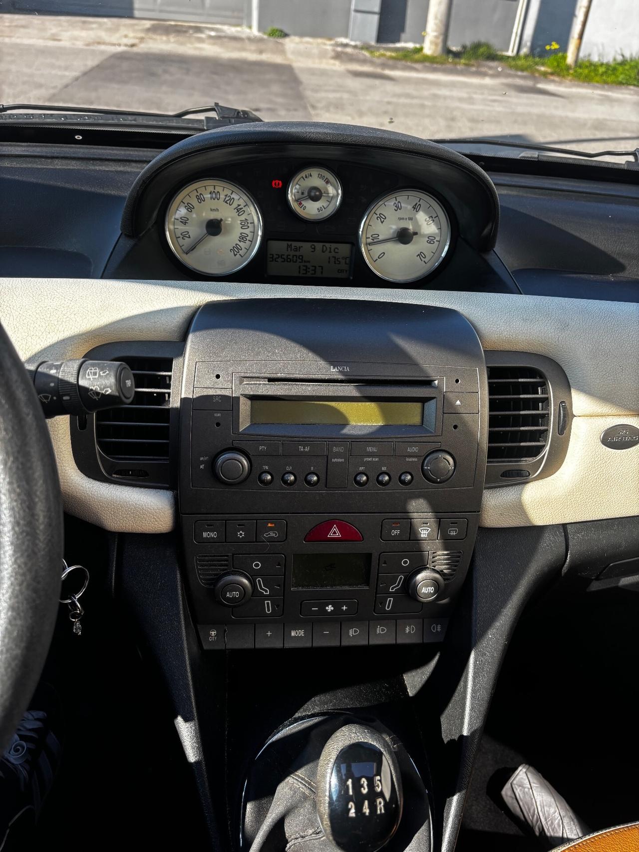 Lancia Ypsilon 1.2 16V Platino