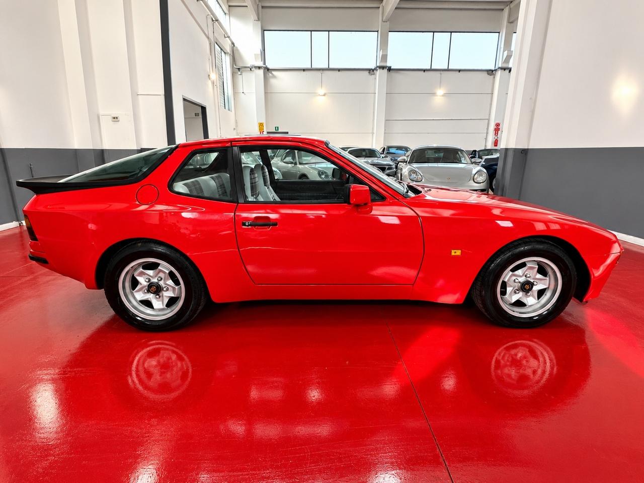 Porsche 944