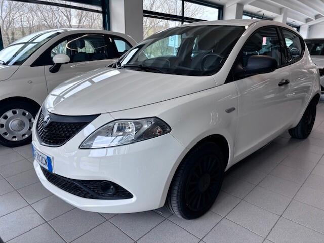 Lancia Ypsilon 1.0 FireFly 5 porte S&S Hybrid Ecochic Silver