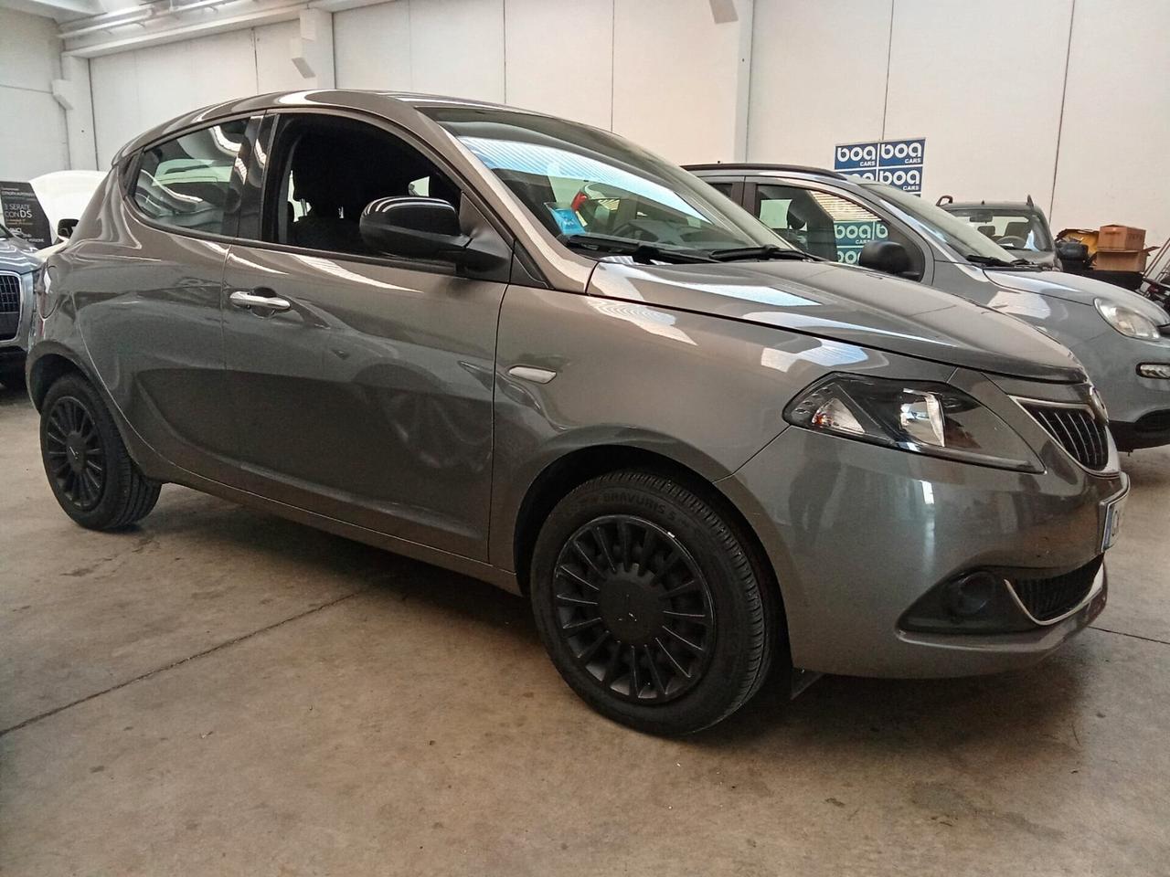 Lancia Ypsilon 1.0 FireFly 5 porte S&S Hybrid Silver