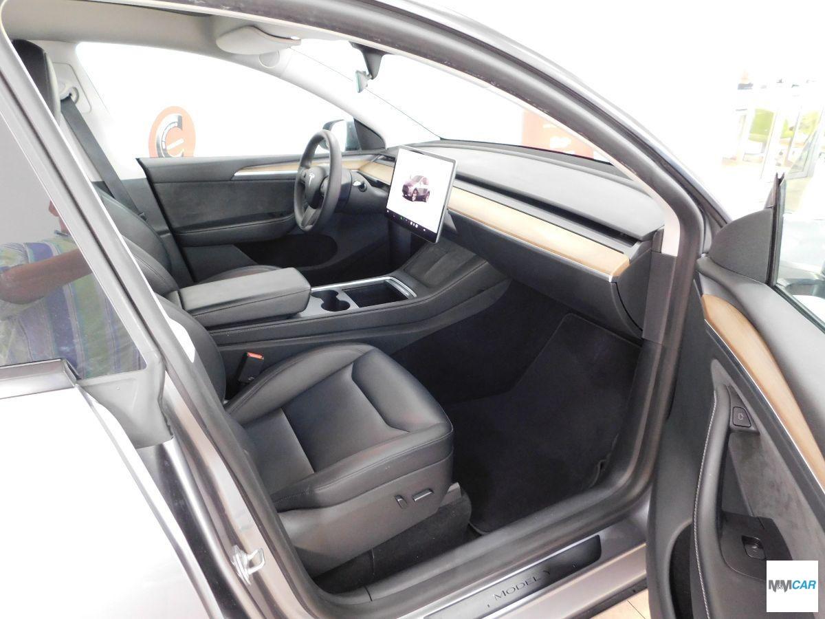 TESLA - Model Y - Long Range AWD