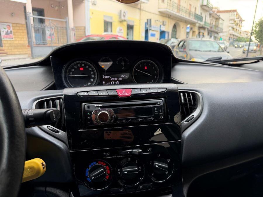 lancia ypsilon 1.2 gpl certificata uniproprietario