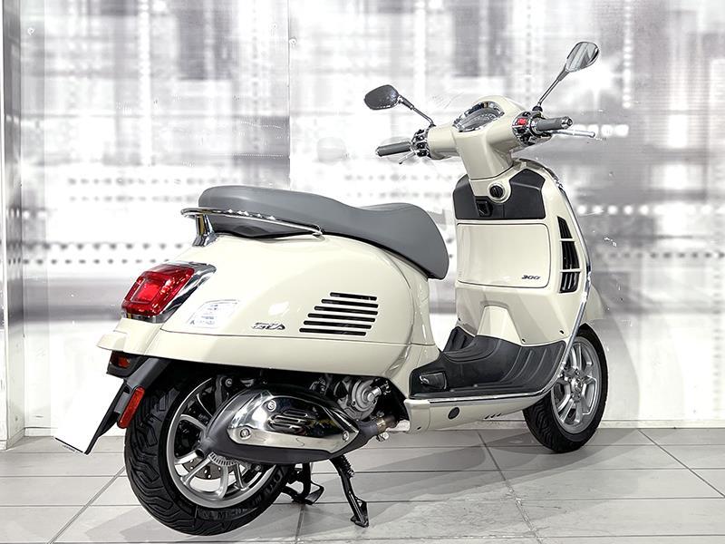 Piaggio Vespa GTS 300 HPE