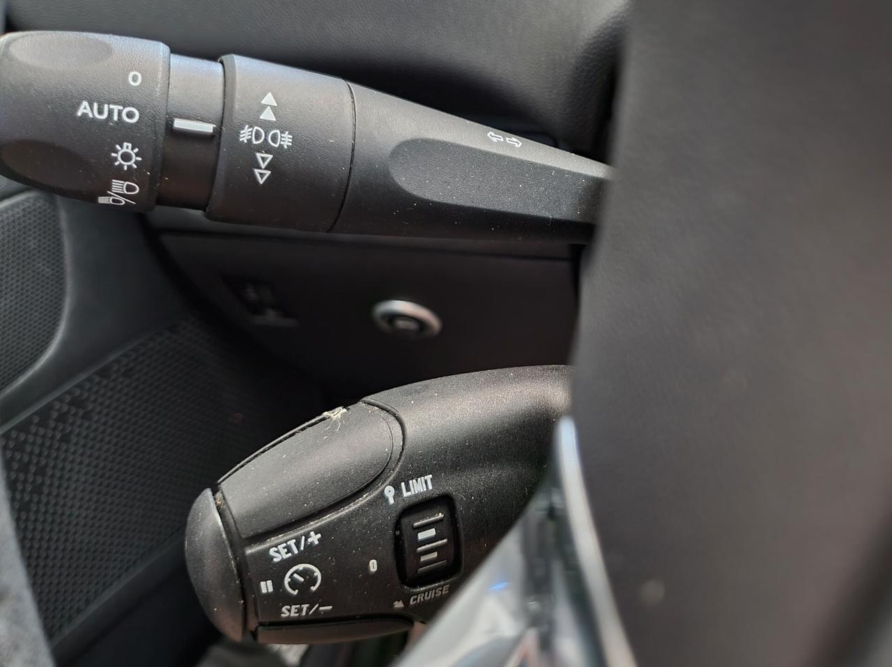 Peugeot 208 1.2 VTi 82 CV Allure 2012