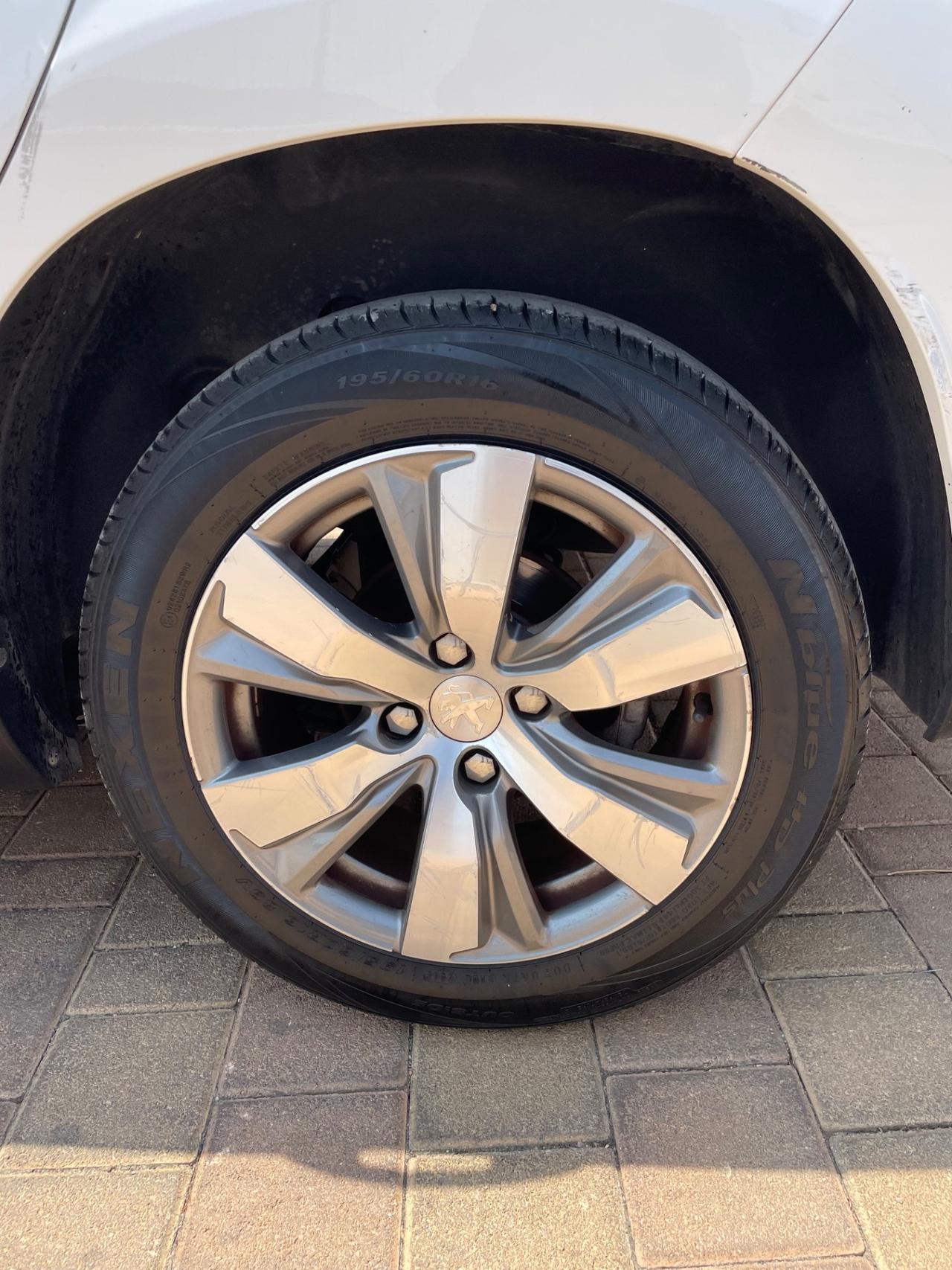 Peugeot 2008 1.6 e-HDi 115 CV Stop&Start Allure