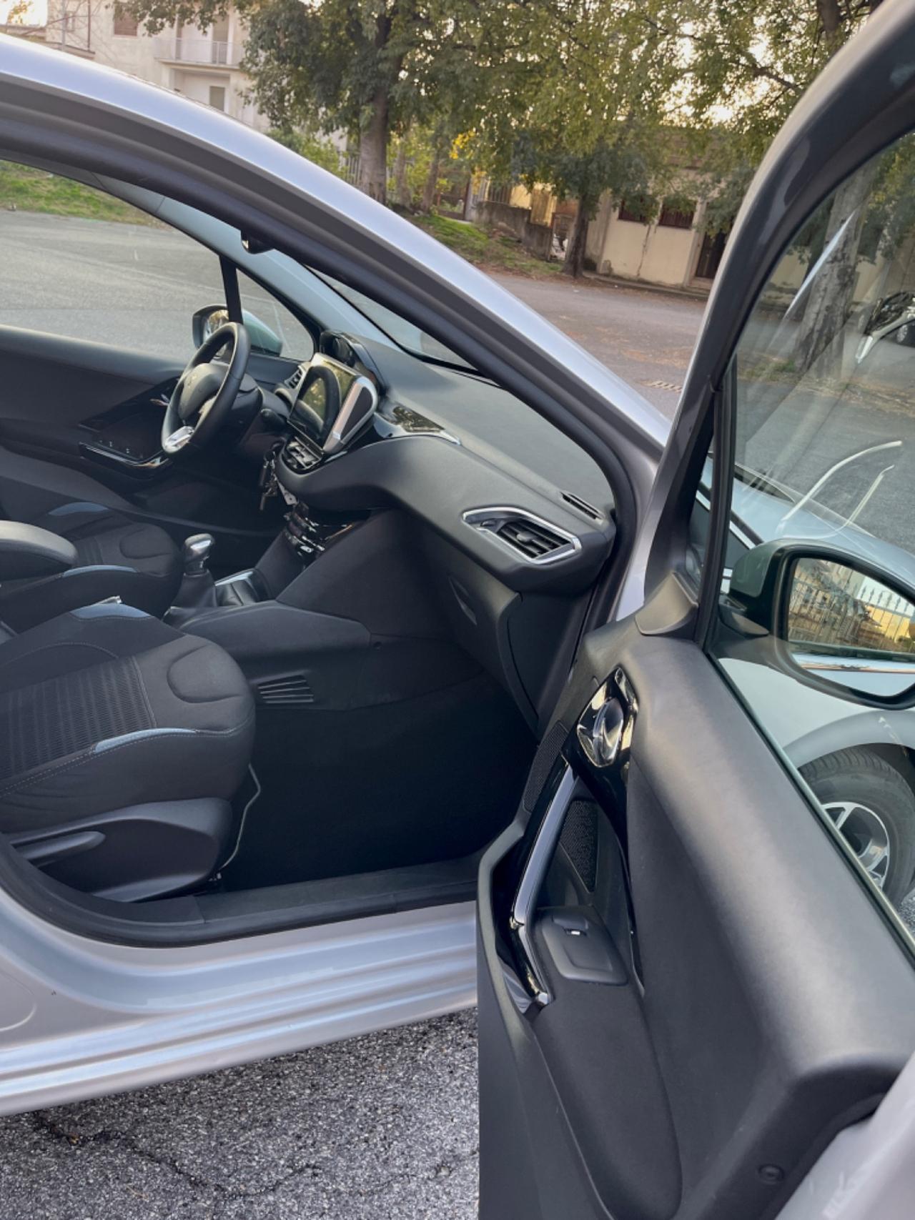 Peugeot 208 1.4 HDi 68 CV 5 porte Allure per Neopatentati 204