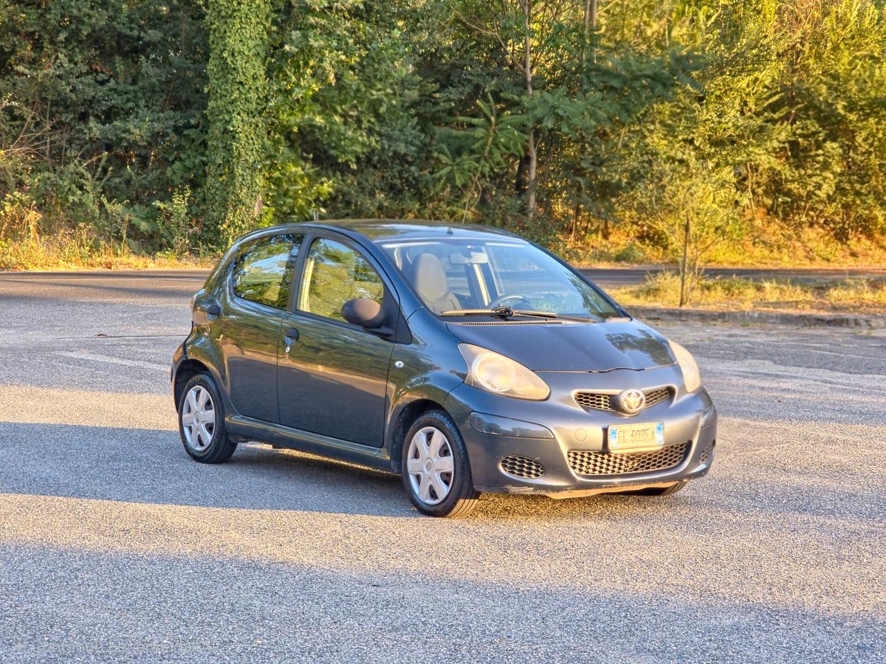 Toyota Aygo 1.0 12V VVT-i 5 porte Deep Ocean Connect E5 Manuale NEO 2012