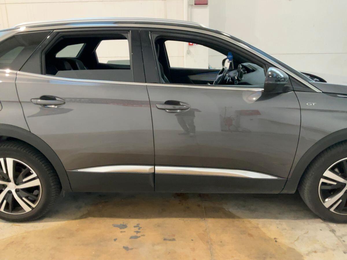 Peugeot 3008 1.5HDI FULLOPTIONAL NUOVA 2020
