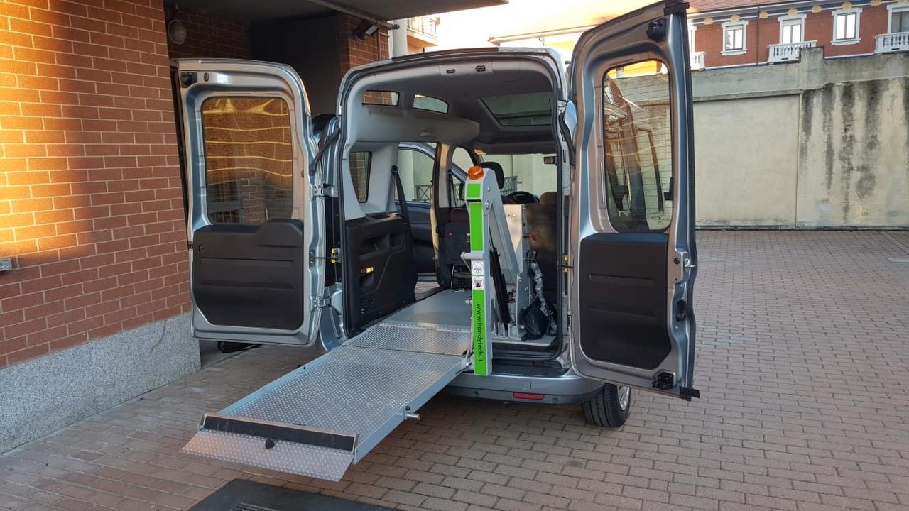 Fiat Doblo trasporto disabili pedana