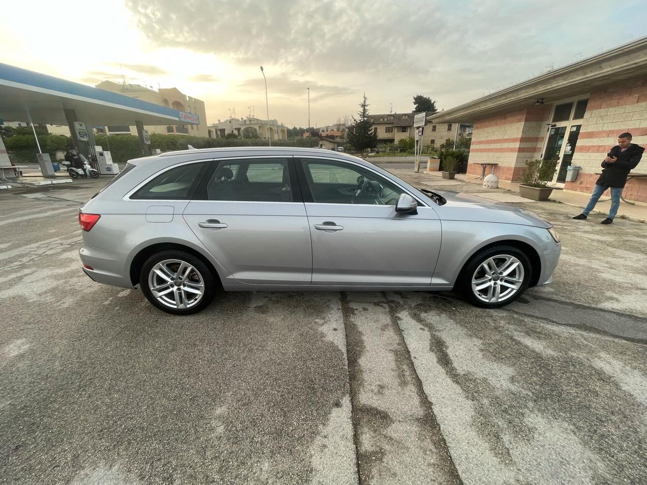 Audi A4 Avant 35 TDI 2.0 150 cv S-tronic S-line edition. Full optional