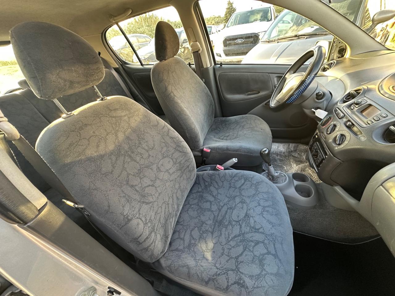 Toyota Yaris 1.0i 16V cat 5 porte Sol