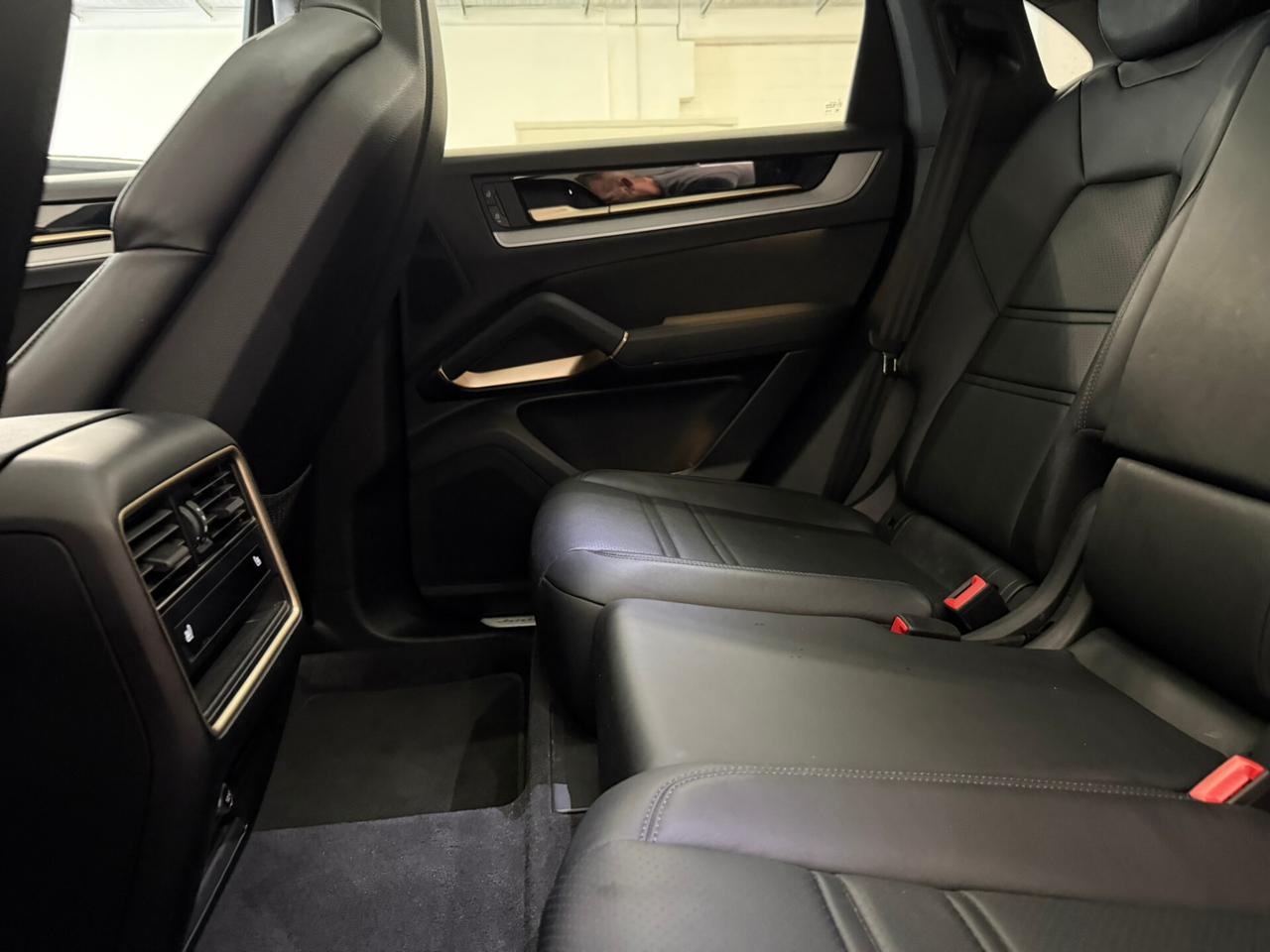Porsche Cayenne Coupé 3.0 V6 E-Hybrid Black Edition