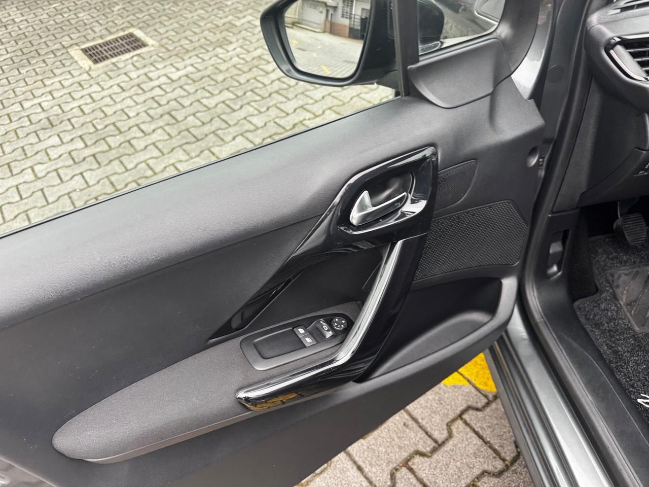 Peugeot 208 PureTech 82 5 porte Allure neopatentati