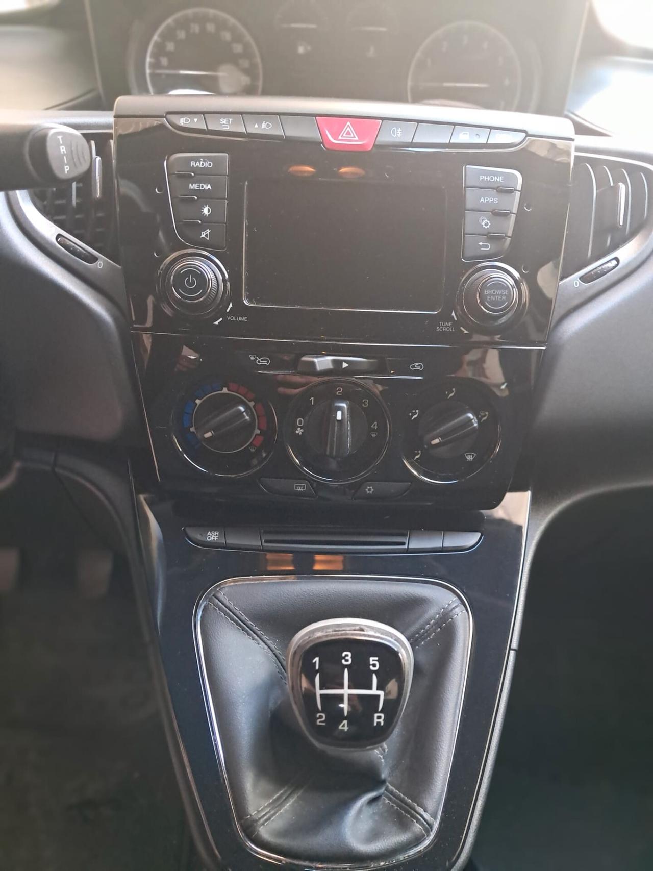 Lancia Ypsilon 1.2 69 CV -NEOPATENTATI-Euro6650-