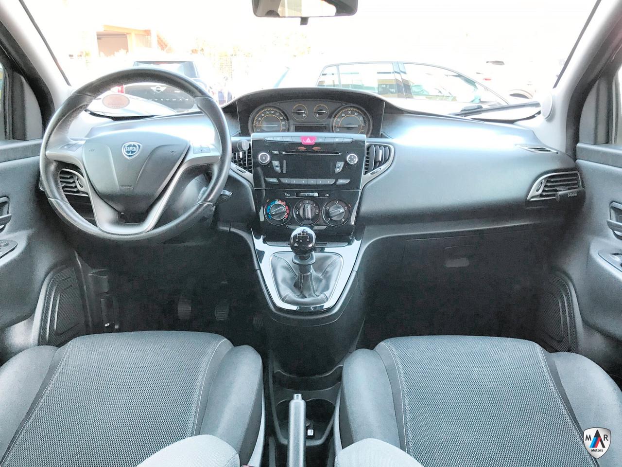 Lancia Ypsilon 1.2 69 CV 5 porte S Momodesign