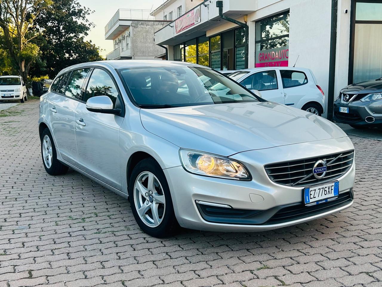 Volvo V60 D2 R-design Momentum N1