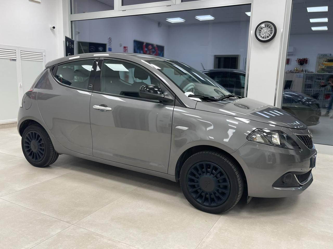 LANCIA YPSILON 1.0 HYBRID 70CV SILVER