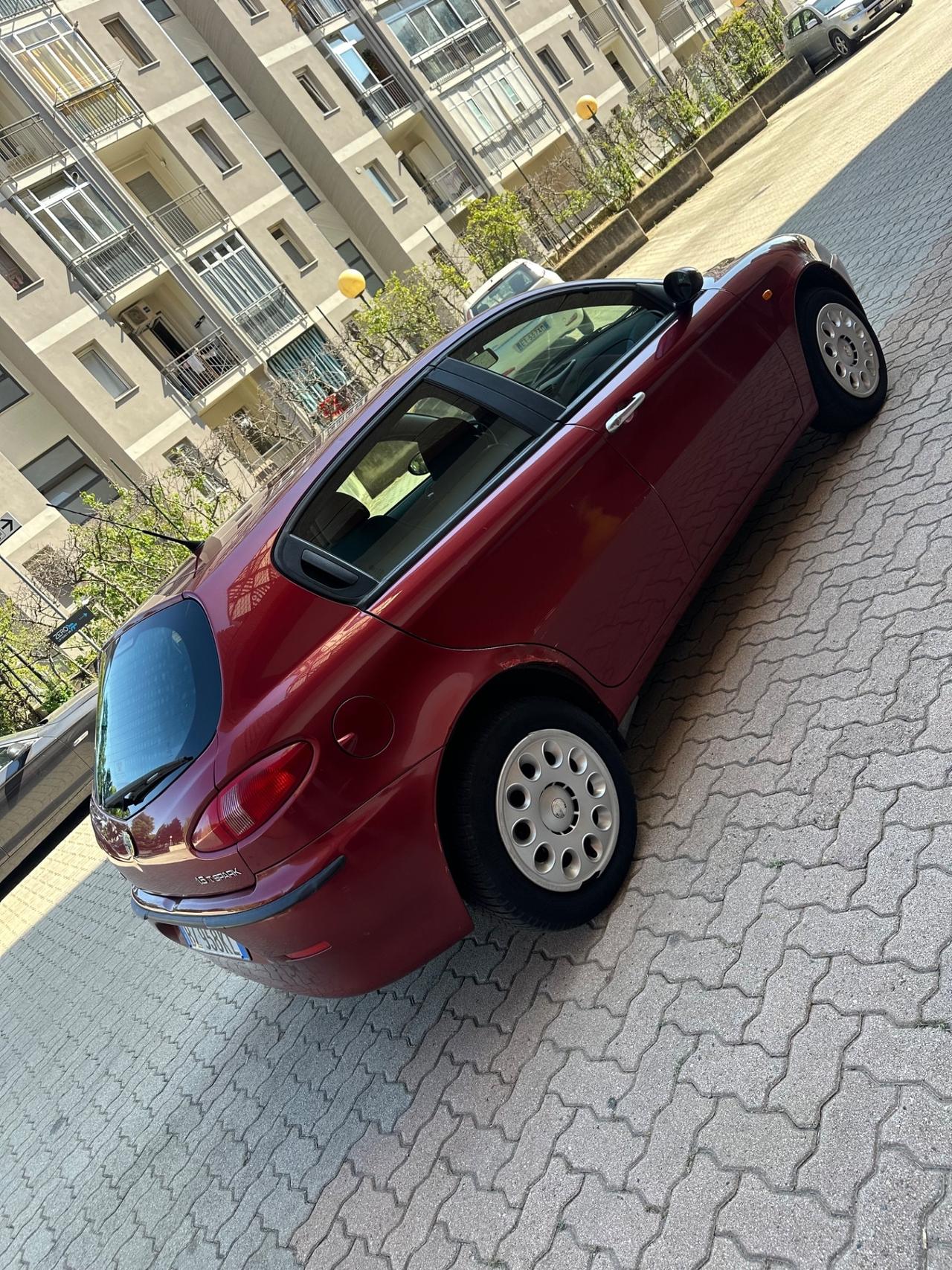 Alfa Romeo 147 1.6i 16V Twin Spark cat 5p. Distinctive
