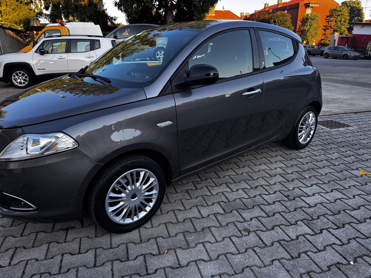 Lancia Ypsilon 1.2 69 CV 5 porte Platinum neopatentati